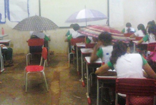 Após chuva, sala de aula do Colégio Municipalizado Guilherme Dourado ficou alagada e alunos tiveram que se proteger com guarda-chuvas (Foto: Uiliene Araújo/Arquivo Pessoal) 