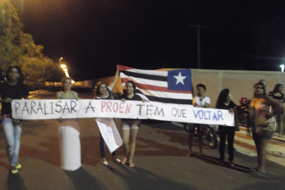 Protesto na porta da UFMA de Bacabal.