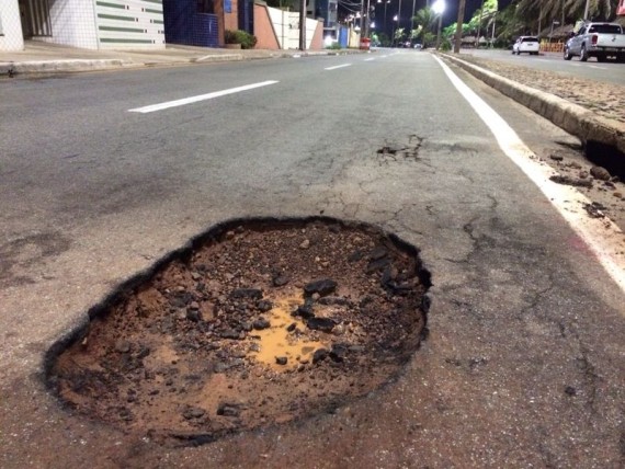 Buraco na Av. Litorânea