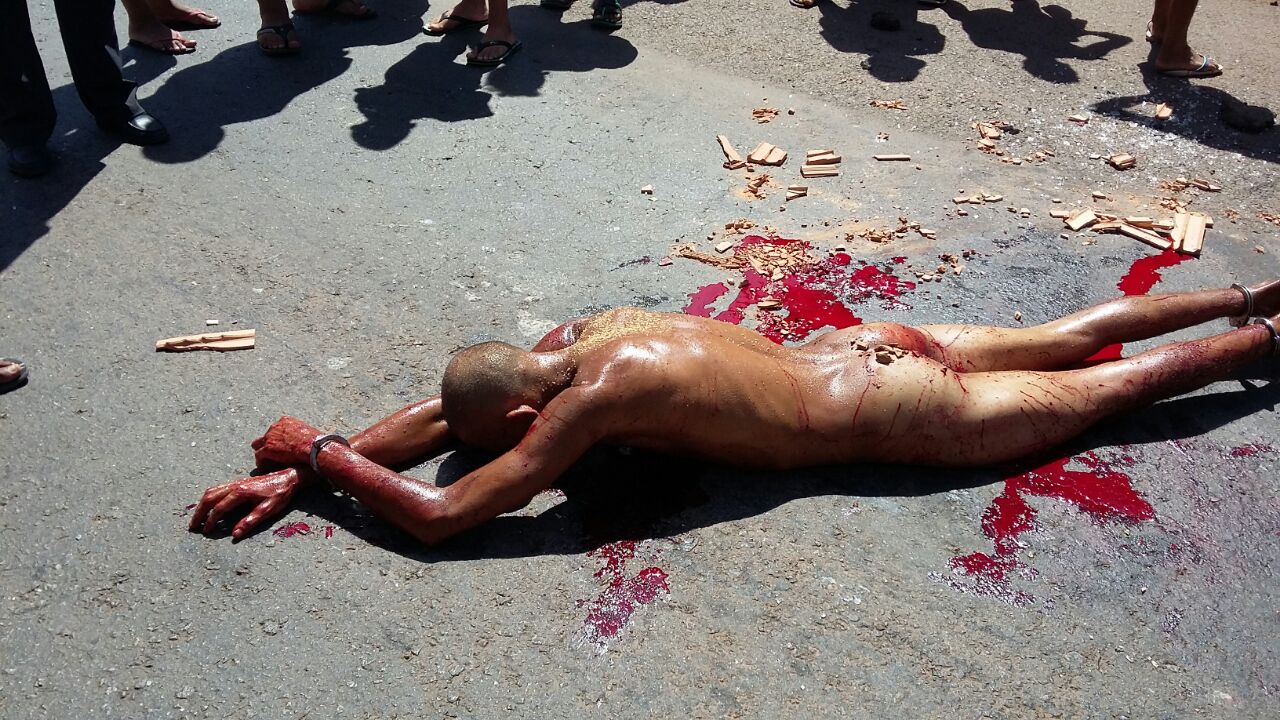 Para ser controlado o homem teve que ser algemado