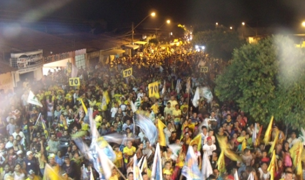 Milhares de pessoas acompanham comício de Carlto em Barra do Corda.