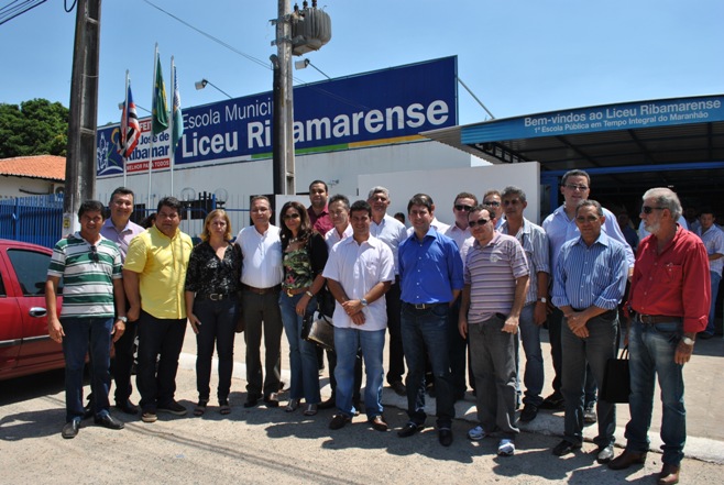 Gil e Luis Fernando com os prefeitos no Liceu Ribamarense I.