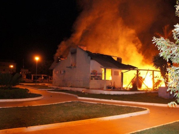 Incêndio atingiu prédio da prefeitura de Buriticupu. Foto: Luiz Silva/Divulgação
