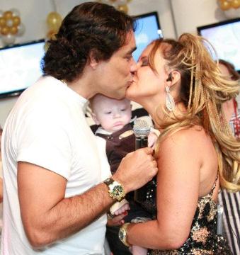 O casal aos beijos durante o programa apresentado por Paulinha.