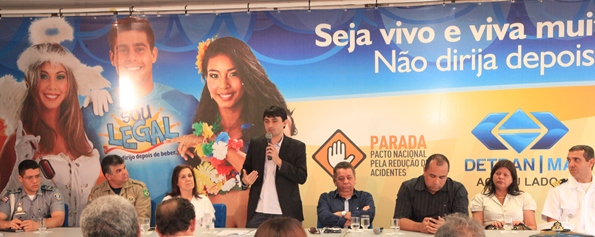 André Campos, com secretários e demais autoridades, na solenidade de lançamento da campanha educativa do Detran.