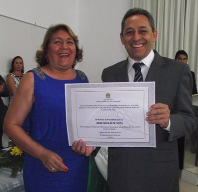 Juran Carvalho exibe diploma de prefeito.