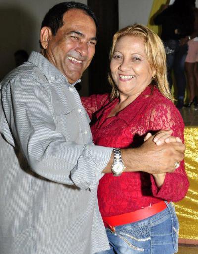 Josemar festeja dançando com sua esposa e secretária de Paçod o Lumiar.