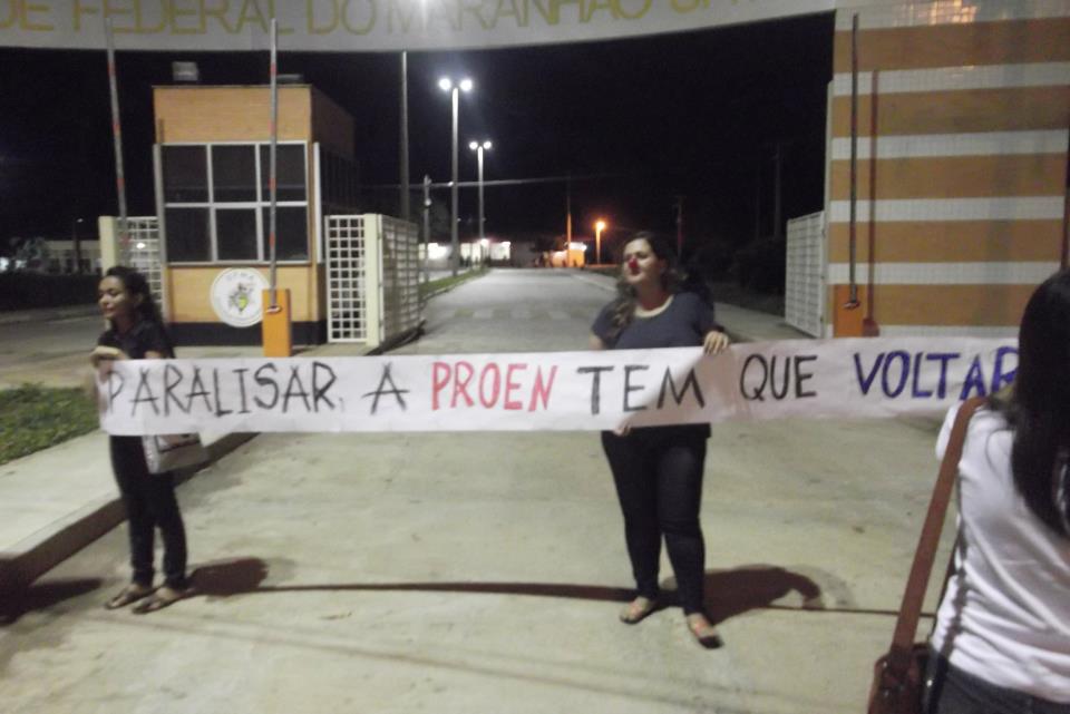 Alunos protestam na entrada da UFMA.