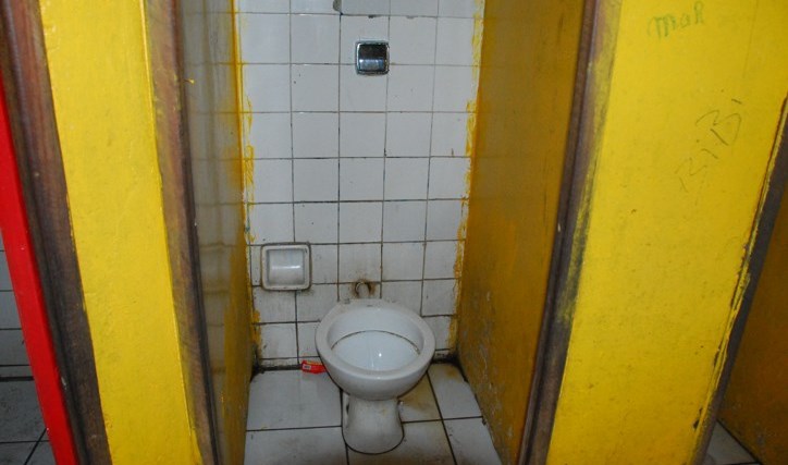 Banheiro do Cintra em situação caótica.
