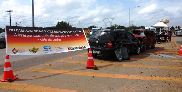 Exposição de carros envolvidos em acidente chamou a atenção dos condutores que passavam na Ponta da Espera e na cabeceira da ponte do Estreito dos Mosquitos 