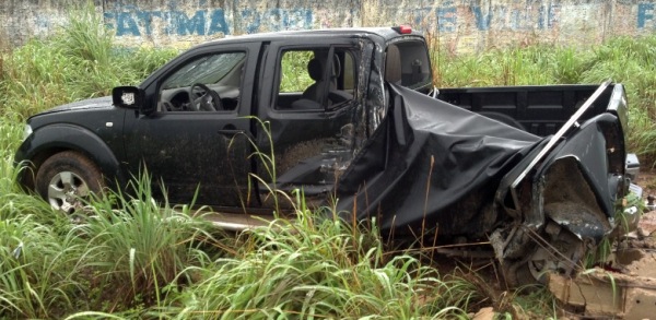 Carro Nissan Frontier ficou destruida.