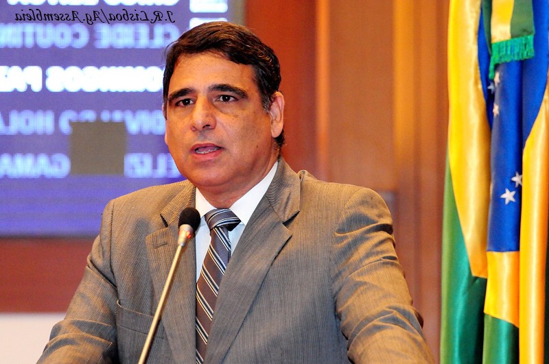 Max Barros sai em defesa do prefeito de Ribamar.