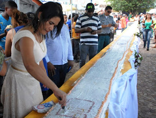 Primeira-dama corta bolo de 46 metros