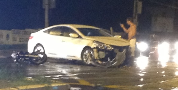 Aicente envolvendo uma moto e um veículo de modelo Sonata..