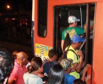 Sem energia, pessoas correm risco na Integração da Cohama.
