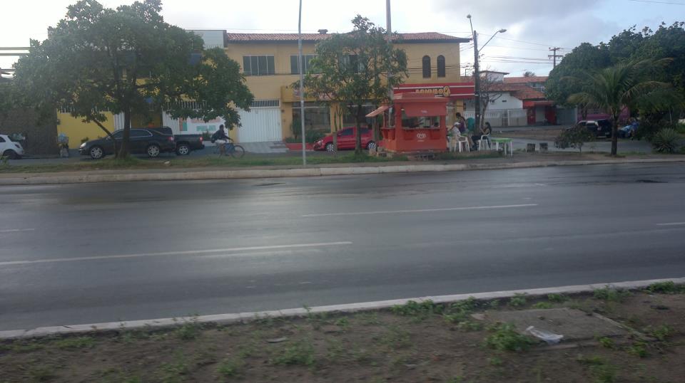 Agente relaxando em frente ao Shopping da ilha