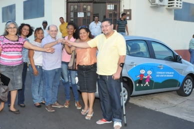 Eudes Sampaio (no centro) entrega chave do veículo para conselheiros tutelares.
