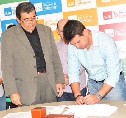 Gil Cutrim assinando os convênios com as instituições de ensino superior.