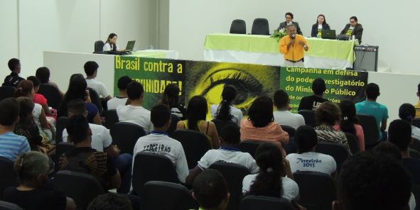 Manifestação foi realizada no salão do júri da comarca