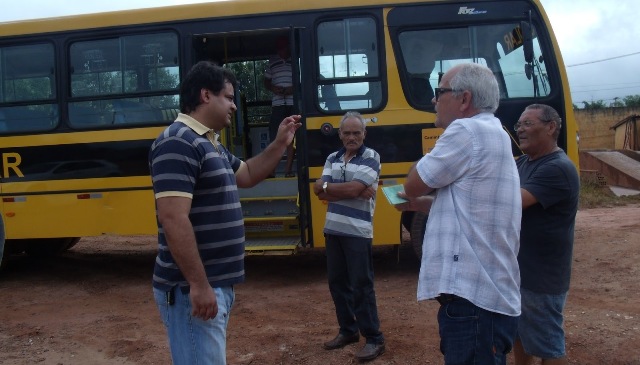 Sérgio Vieira fazendo a entrega do ônibus escolar.