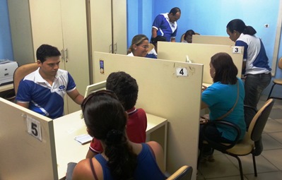 Funcionários do Detran prestam atendimento especial no Viva Cidadão da Praia Grande.