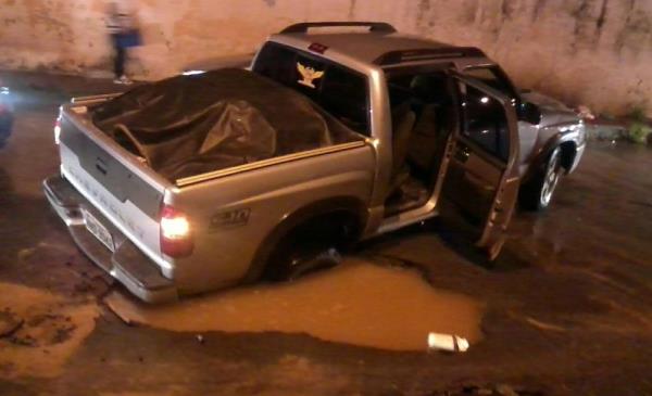 Pneu da S10 ficou preso em buraco.