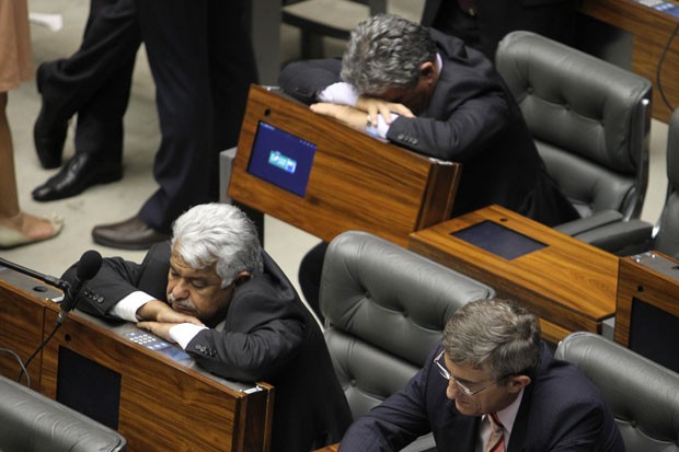 Sétimo Waquim (canto esquerdo) é flagrado cochilando na sessão. Foto: Dida Sampaio / Estadão