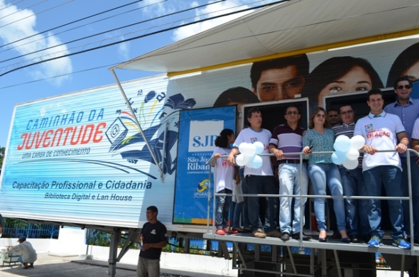 Gil Cutrim no laboratório de informática do Caminhão da Juventude.