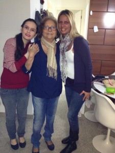 No centro a ex-prefeita Carmina com as filhas Milena(esq.) e Melissa(dir.) 