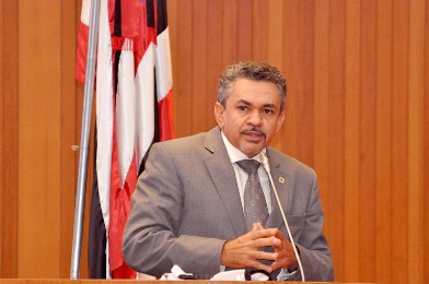 Antõnio Pereira na tribuna da Assembleia