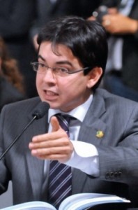 Senador-Randolfe-Rodrigues-e1376455977296