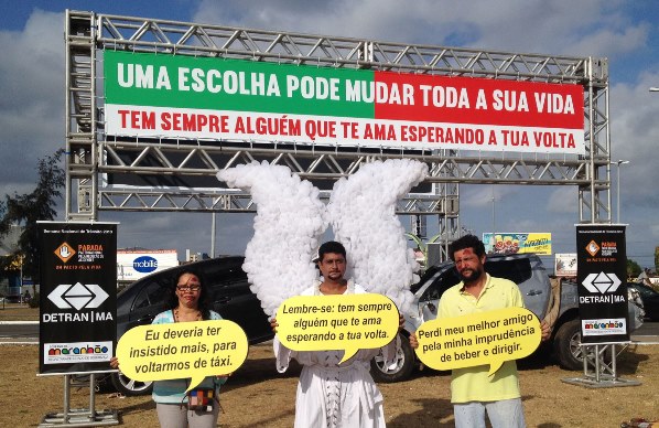 Atores devidamente caracterizados do Grupo Grita também participaram da ação.