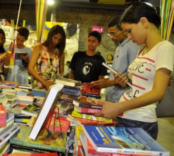 Até o dia 06 de outubro, a Feira abrigará atividades diárias e exposição e comercialização de livros.