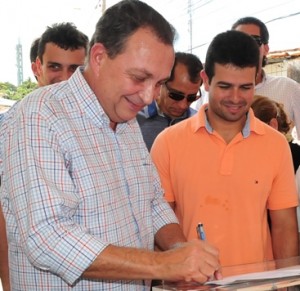 Luis Fernando ao lado de Gil autorizando outra escola.