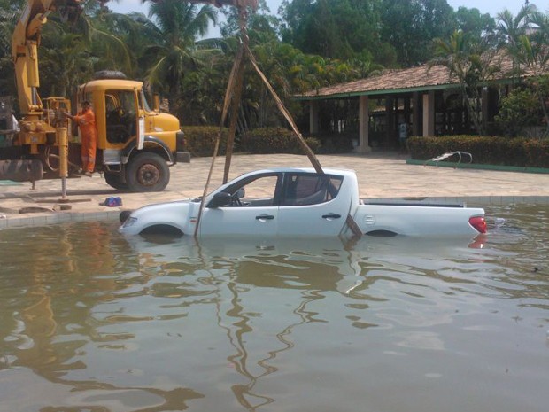 Carro caiu em piscina de um hotel em Balsas, no Maranhão (Foto: G1 MA)