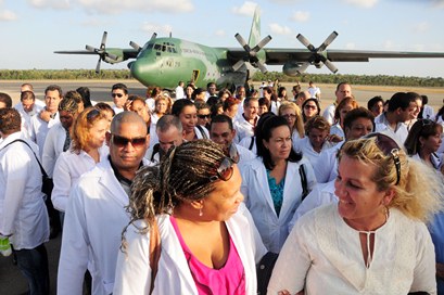 Médico desembarcando em São Luís.