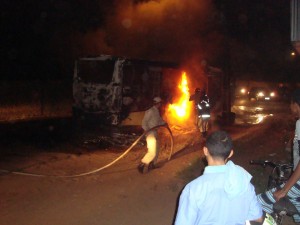 Um dos ônibus incendeados por bandidos