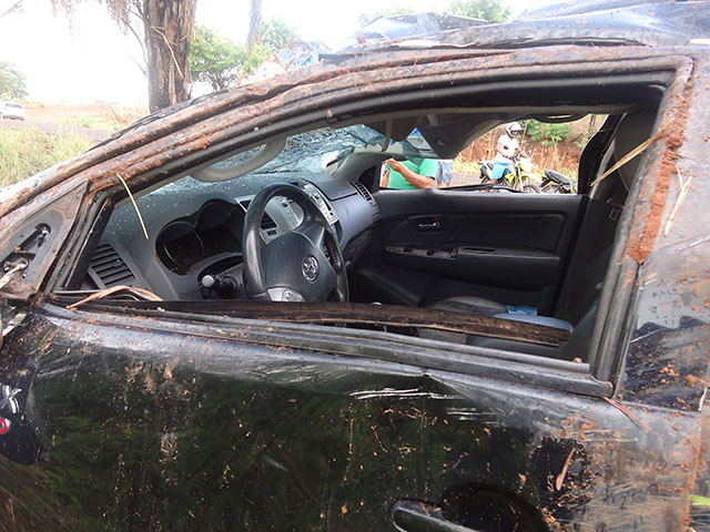 A caminhonate teve avarias principalmente nas portas e o parabrisa destruido. Foto: Aldo Manoel/ Divulgação