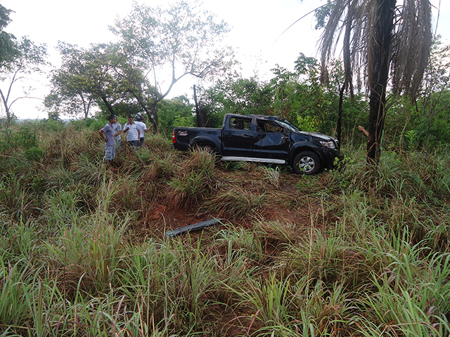 A caminhonte Hilux conduzida pelo prefeito Valdivino Rocha teve avarias.(Foto: Aldo Manoel/ Divulgação