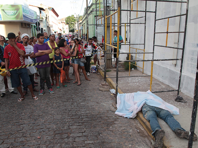 O operário caiu de uma altura aproximada de cinco metros. (Foto: Douglas Júnior/O Estado)