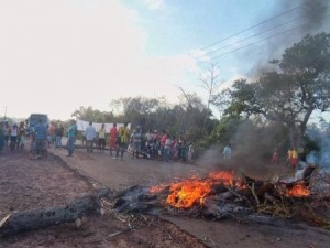 A via interditada no povoado Aliança (Imagem: Vias de Fato)