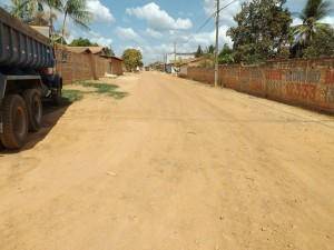 Uma das avenidas que serão asfaltadas.