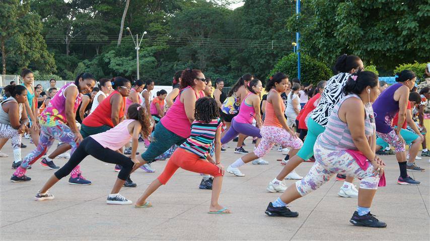 Pessoas de todas as idades praticando exercícios em Buriticupu.