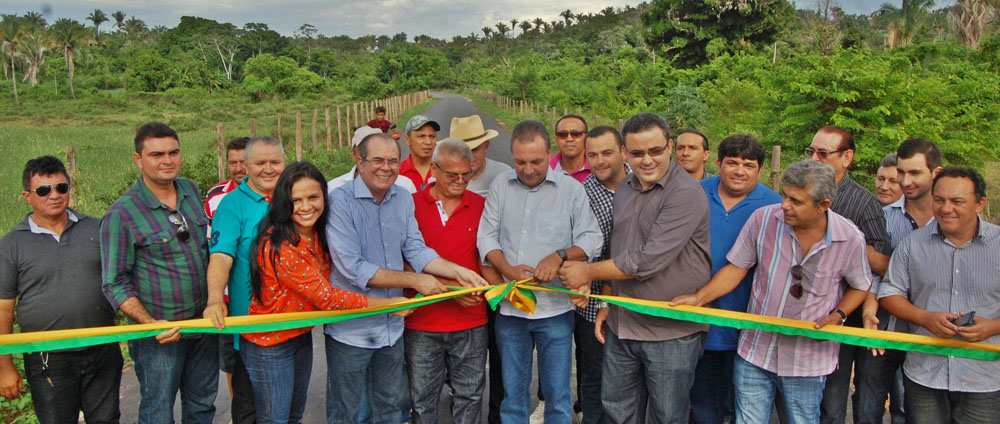 Secretários Luis Fernando Silva e Hildo Rocha e demais autoridades inauguram estrada em Lago dos Rodrigues