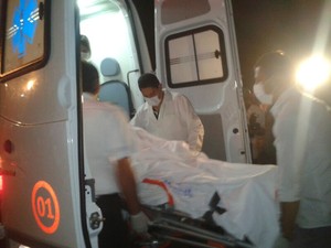 Juliane é colocada em ambulância antes de seguir para Brasília.
