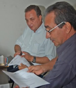 Foto 2 - Secretário Luis Fernando, ao lado do prefeito Raimundo Damasceno, anuncia pavimentação em Igarapé do Meio,