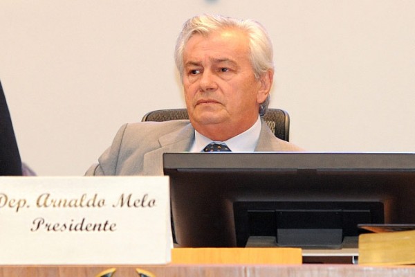 Presidente Arnaldo Melo quer assumir o governo a qualquer custo