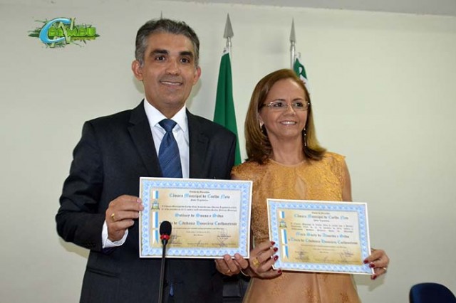 Prefeito Soliney e Primeira Dama Suely exibem o Título de Cidadania