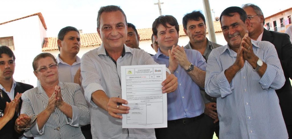 Secretário Luis Fernando Silva, ao lado de demais autoridades, exibe autorização para início de obras em Paço do Lumiar.
