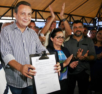 Luis Fernando Silva mostra ordem de serviço que autoriza a reforma do ginásio em Chapadinha.